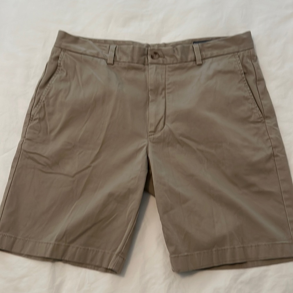 Men’s vineyard vines 7” shirts khaki size 34